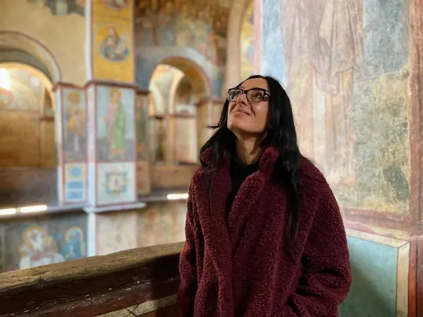 Фото гіда всередені Софійського собору під час екскурсії Києвом