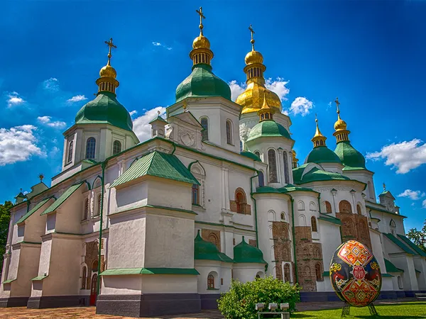 Софійський собор у Києві — пам'ятка ЮНЕСКО XI століття з золотими та зеленими куполами