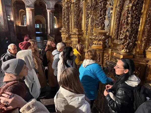 Туристи з гідом біля золотого іконостасу Софійського собору під час екскурсії Києвом