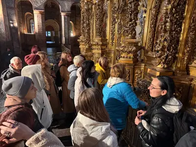 Туристи з гідом біля золотого іконостасу Софійського собору під час екскурсії Києвом