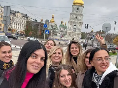 Туристи з видом на Софійську площу, пам’ятник Богдану Хмельницькому та Софійський собор