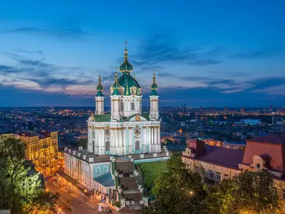 Андріївська церква та узвіз з панорамою Подолу — пішохідна екскурсія в Києві
