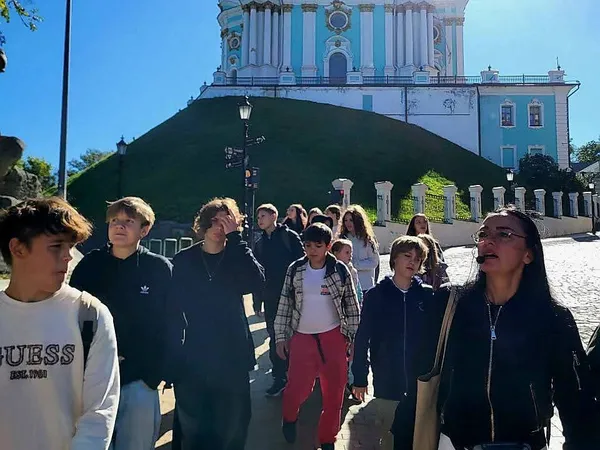 Гід Jane з групою школярів біля Андріївської церкви під час екскурсії-квесту в Києві
