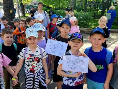 Школярі з картами-завданнями на квесті пошуку звірів і птахів у Стародавньому Києві