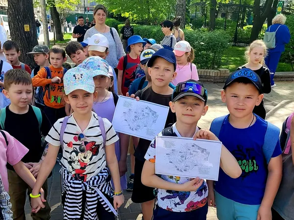 Школярі з картами-завданнями на квесті пошуку звірів і птахів у Стародавньому Києві