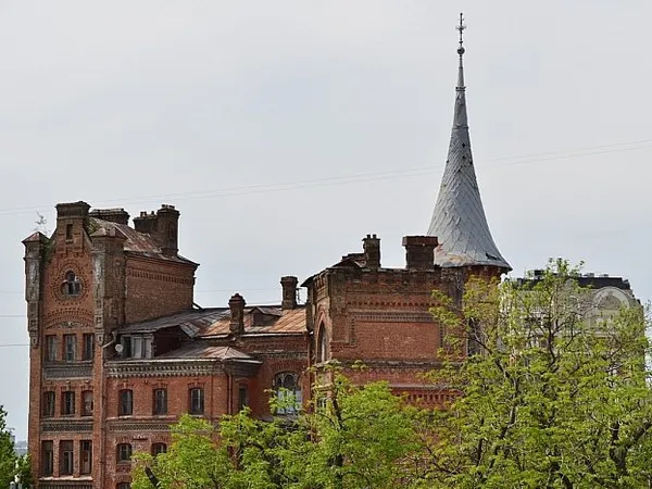 Панорамний вид на «Замок Барона» — готична архітектура 1896 року в історичному центрі Києва
