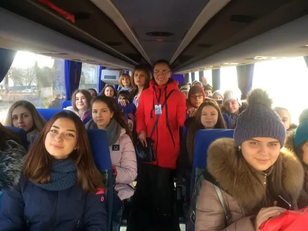 Шкільна група в комфортабельному автобусі на початку оглядової екскурсії Києвом
