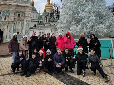 Школярі біля головної ялинки на Софійській площі під час різдвяної екскурсії Києвом
