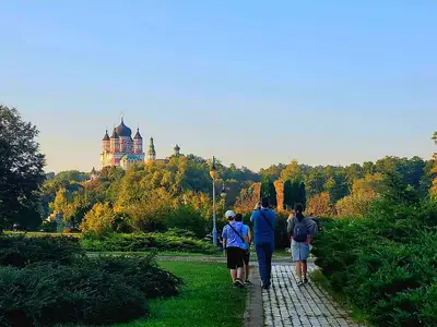 Пантелеймонівський собор у Феофанії біля паркових озер під час екскурсії у Києві