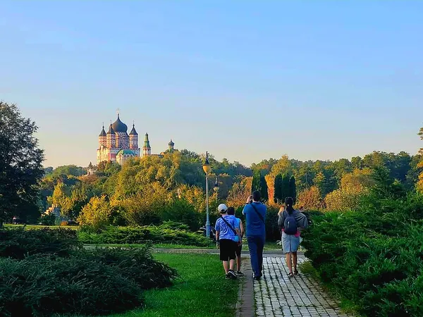 Пантелеймонівський собор у Феофанії біля паркових озер під час екскурсії у Києві