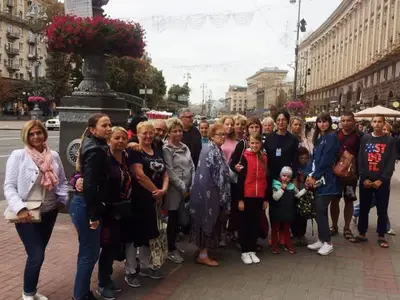 Туристична група на Хрещатику під час авторської пішохідної екскурсії «Код Хрещатика» в Києві