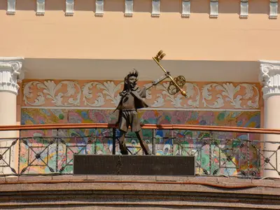 Скульптура Буратіно із золотим ключем на фасаді Лялькового театру в Києві