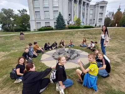 Гід з групою школярів біля фундаменту палацу-ротонди під час квесту Секрети київських пагорбів
