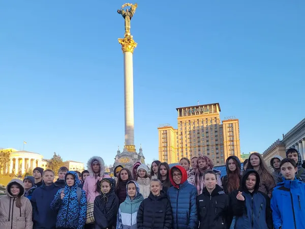 Група школярів на фоні Монумента Незалежності на Майдані під час екскурсії Києвом