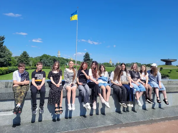 Група школярів у Парку Вічної Слави під час оглядової екскурсії Києвом для дітей