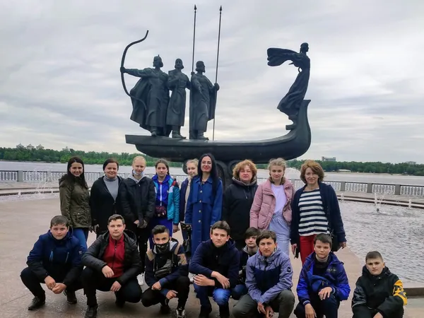 Школярі біля пам'ятника засновникам Києва на набережній Дніпра під час екскурсії