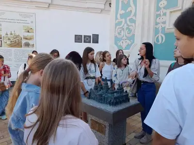 Гід Jane з групою школярок біля макету Софійського собору під час екскурсії-квесту в Києві