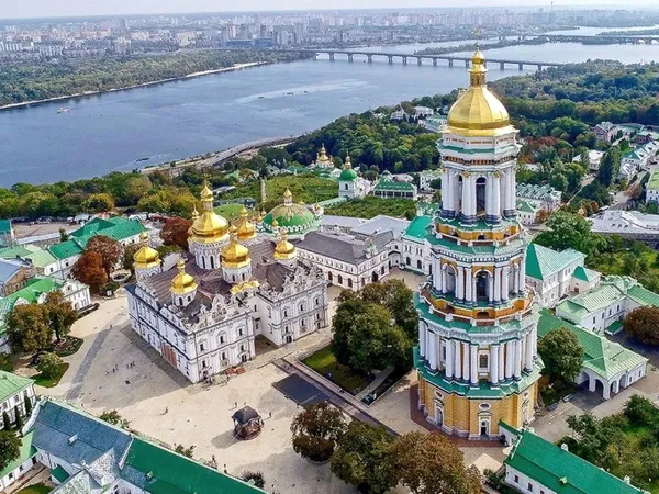 Вид на Києво-Печерську Лавру та Дніпро