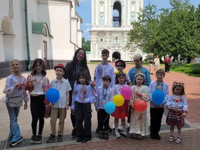 Гід Жанна Маценко з групою школярів біля Софійського собору під час оглядової автобусної екскурсії Києвом