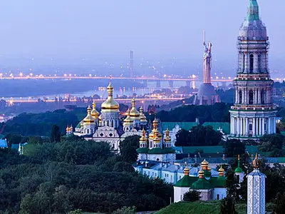 Велика туристична група в Києві під час багатоденної екскурсійної програми
