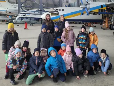 Школярі біля головної ялинки на Софійській площі під час різдвяної екскурсії Києвом