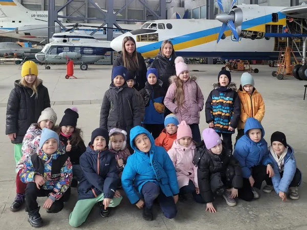 Школярі біля головної ялинки на Софійській площі під час різдвяної екскурсії Києвом