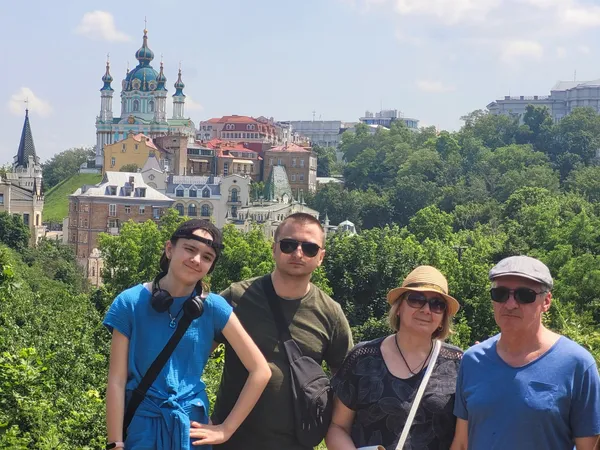 Група туристів на фото з видом на Андріївську церкву під час екскурсії Містичний Київ