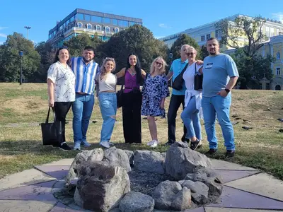 Туристи біля давньослов’янського капища на Володимирській гірці під час містичної екскурсії Києвом