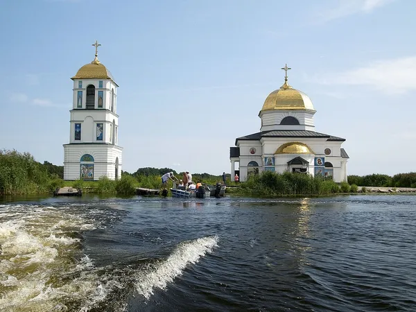 Спасо-Преображенська затоплена церква на острові в Гусинцях під час шкільного туру з Jane Tour Kyiv