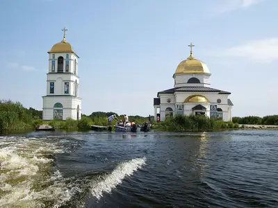Спасо-Преображенська затоплена церква на острові в Гусинцях під час шкільного туру з Jane Tour Kyiv