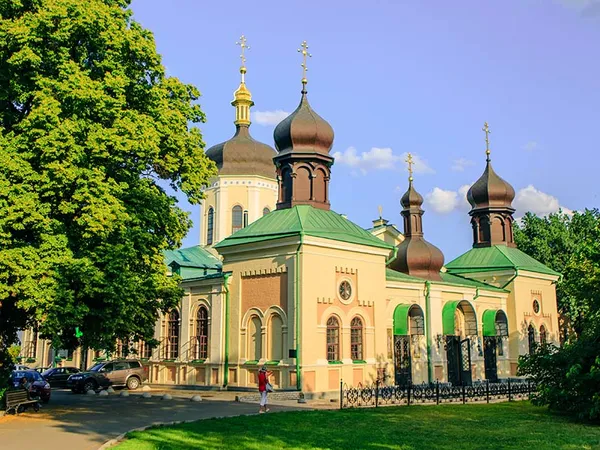 Свято-Троїцький храм Іонівського монастиря в ботанічному саду Гришка під час екскурсії