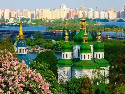 Панорама Видубицького монастиря на тлі схилів Дніпра під час пішохідної екскурсії в Києві