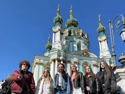 Група школярів на пізнавальній екскурсії Києвом